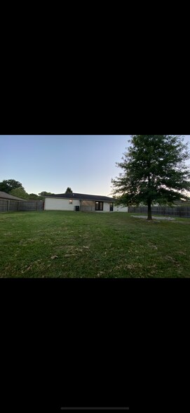 Building Photo - 2214 Morning Glory Dr