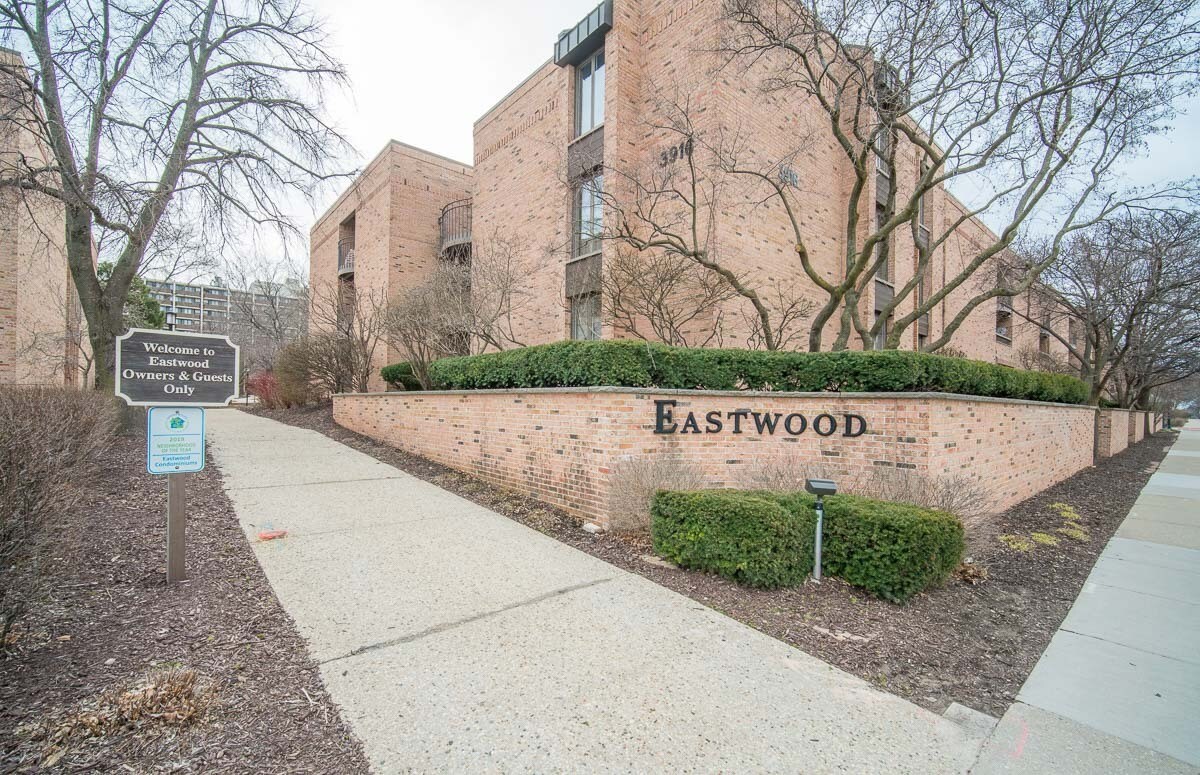 Condominium - 3942 N Oakland Ave