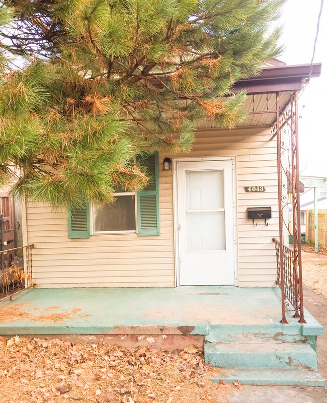 Building Photo - 2 Bedroom 1 Bathroom Home! Attached Garage!