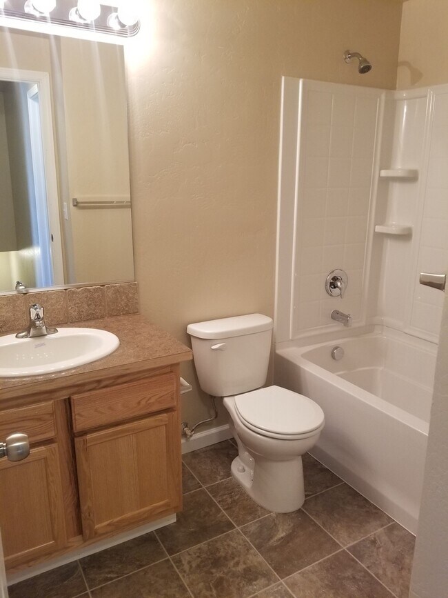 Building Photo - Large 4 bedroom, 2.5 bath duplex