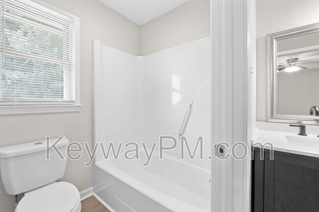 Building Photo - 107 Robinwood Dr