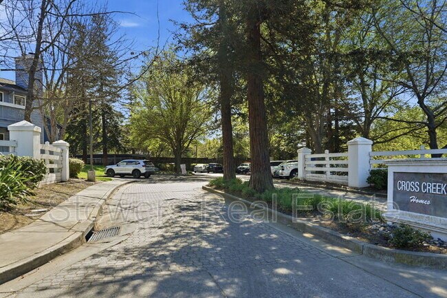 Building Photo - 7102 Cross Creek Cir