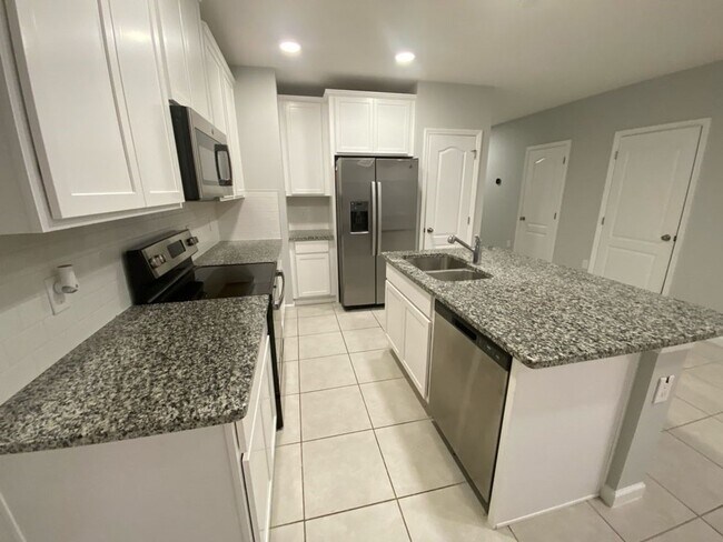 Building Photo - 3 Bedroom 2.5 Bath Townhouse in Eden at Cr...