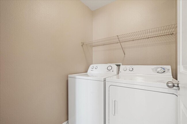 Building Photo - Spacious 3 bth Upstairs Plus Loft Bedroom, New Floors, New paint, No Carpet