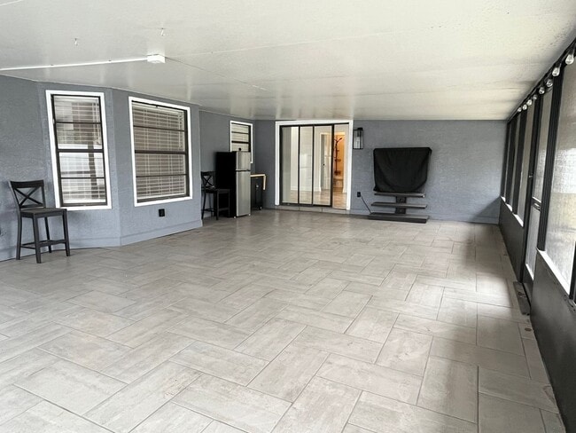 Building Photo - 947 Wages Way