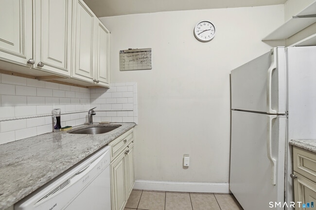 Building Photo - 382 Whitney Ave