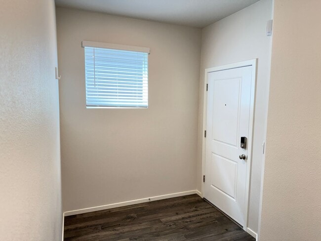 Building Photo - Newer 3 bedroom 2.5 bathroom house!