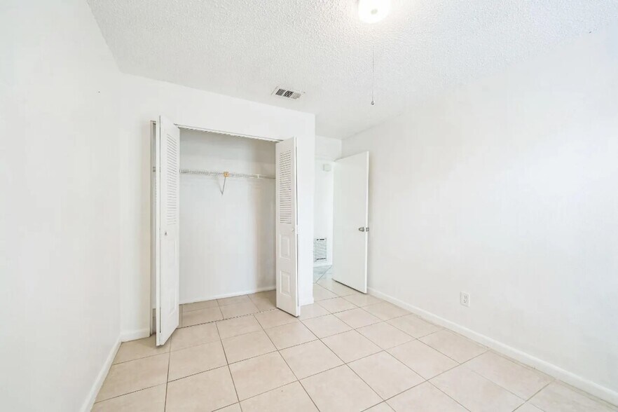 Building Photo - 273 SW Sterret Cir