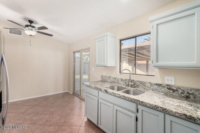 Building Photo - 548 S Country Club Rd