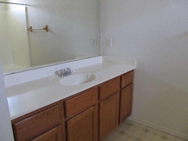Building Photo - 3210 Viewcrest Dr