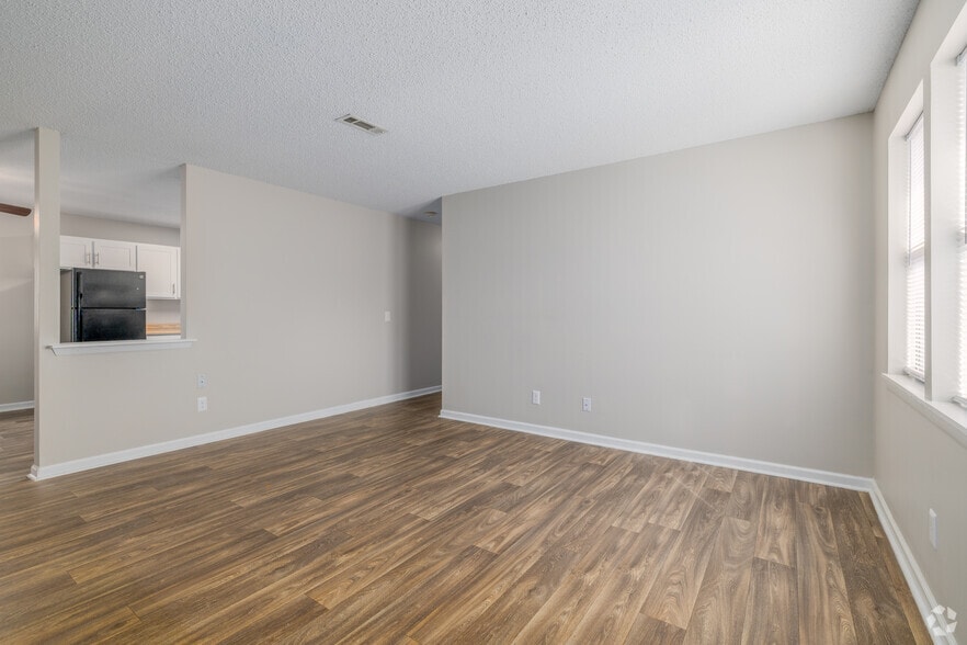 2BR, 1BA - 940SF - Living Room - Fullwood Pointe