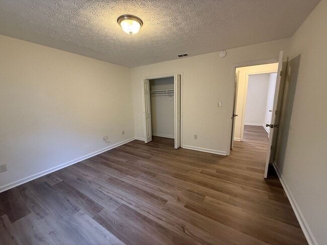 Building Photo - 110 Lake Pl