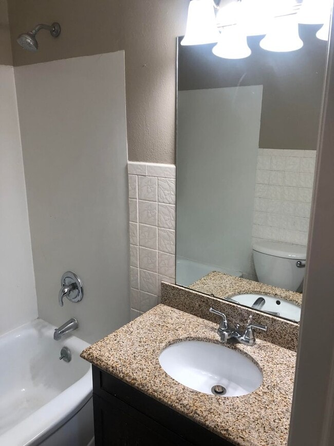 Building Photo - 2 Bed/1 Bath House for rent! SHOWINGS STARTING 7/27/26!