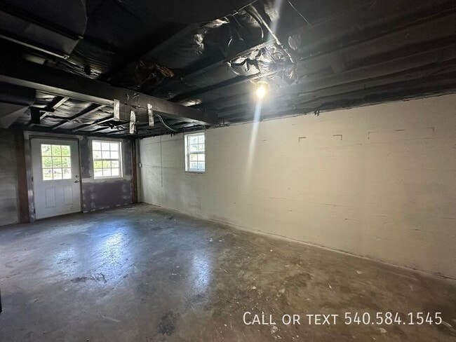 Building Photo - 3363 View Ave