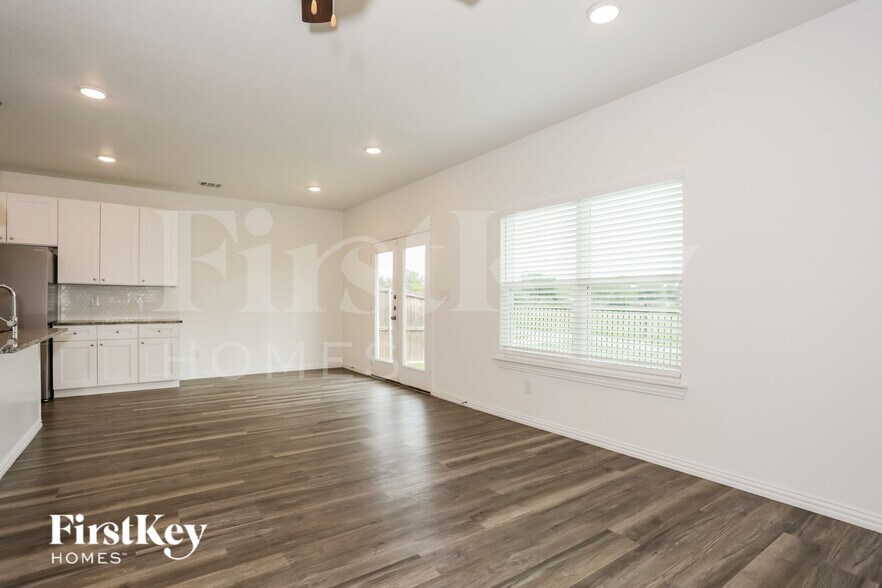 Building Photo - 7352 Parkside Pl Dr