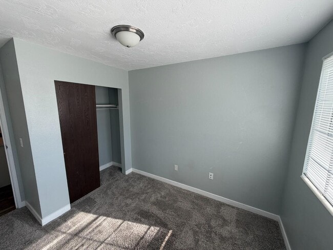 Building Photo - 65 E 600 S