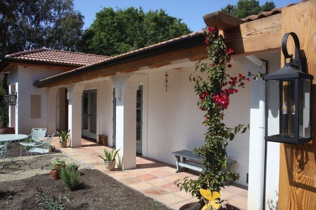 Building Photo - 2753 Redondo Cir