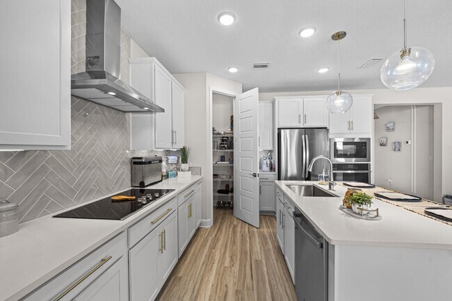 Building Photo - "Luxurious Furnished Home with 4-Bed, 3-Bath, Swim Spa Fenced Yard Golf Cart steps to the beach!"