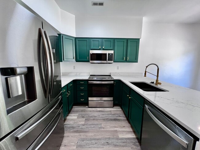 Building Photo - Newly remodeled 3 bed 2.5 bath townhome in...