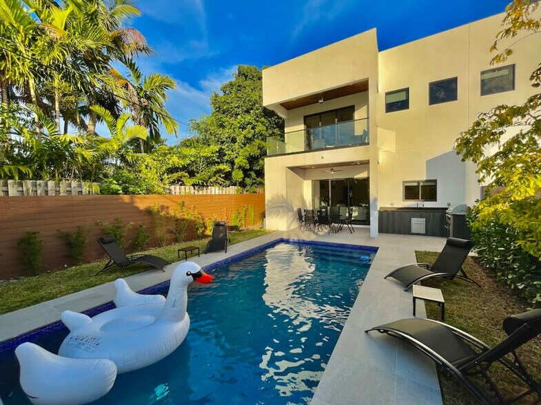 Building Photo - 1620 NE 6th St