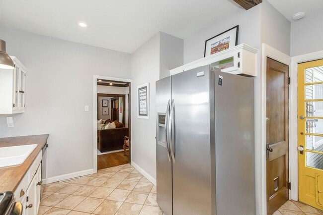 Building Photo - Fantastic West Plaza Bungalow