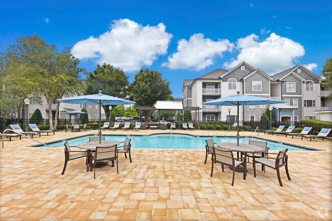 Swimming Pool with Sundeck - Bel Air