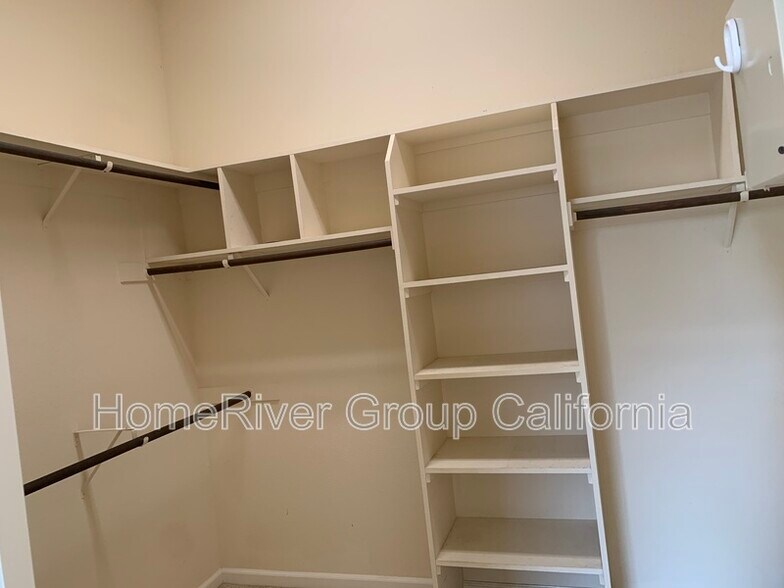 Building Photo - 2224 Bastona Dr