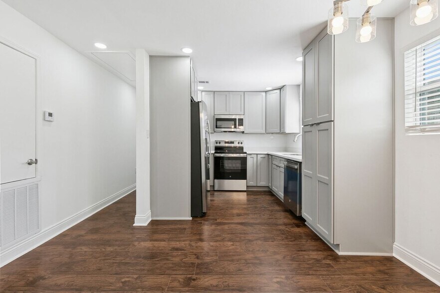 Building Photo - 2420 Dubreuil St