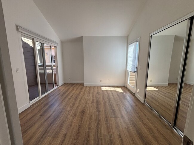Building Photo - Remodeled 3 Bed 3 Bath Townhome for Rent in Glendale, CA