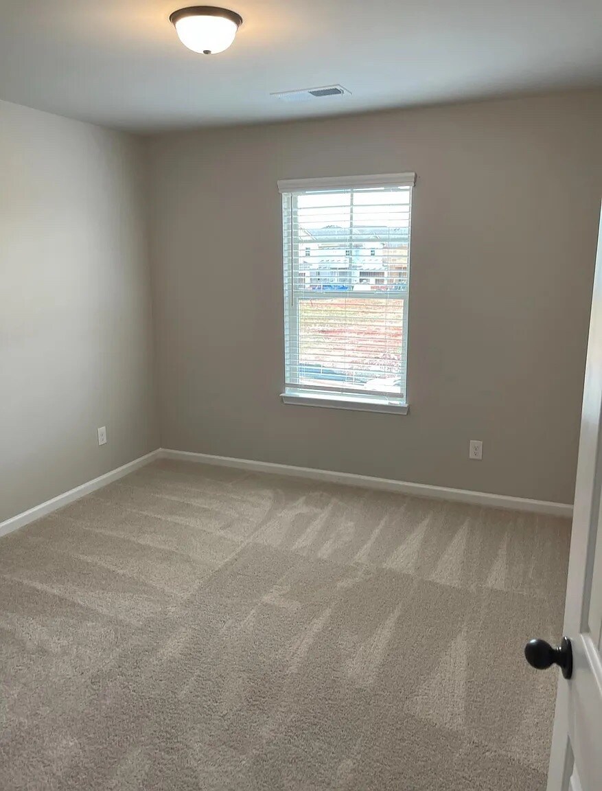 Building Photo - Room in House on Stovall Pl