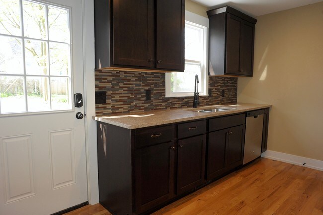 Building Photo - 1424 Sigsbee St SE