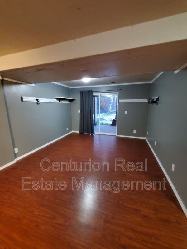 Building Photo - 869 Meadowlawn Dr SE