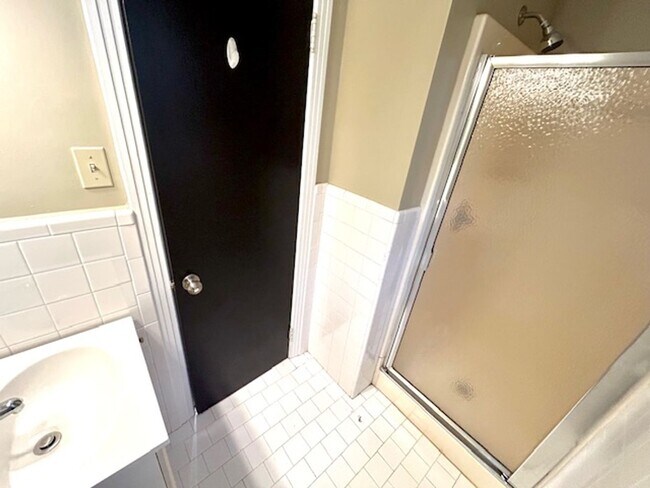 Building Photo - Coming Soon 10/8/25! Charming and spacious...