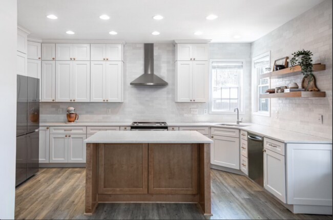 Building Photo - Absolutely gorgeous 4BD/3BA home in Charlo...