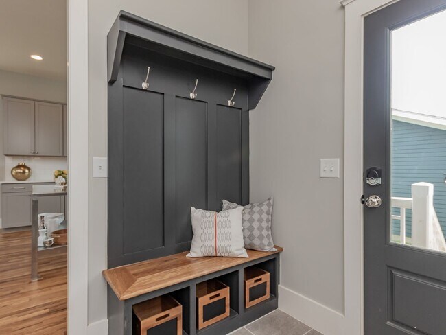 Building Photo - WOW!! One of the best Locations in one of the most desired neighborhoods