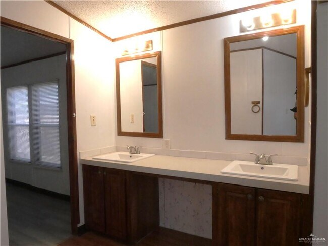 Building Photo - 36 Oliva St