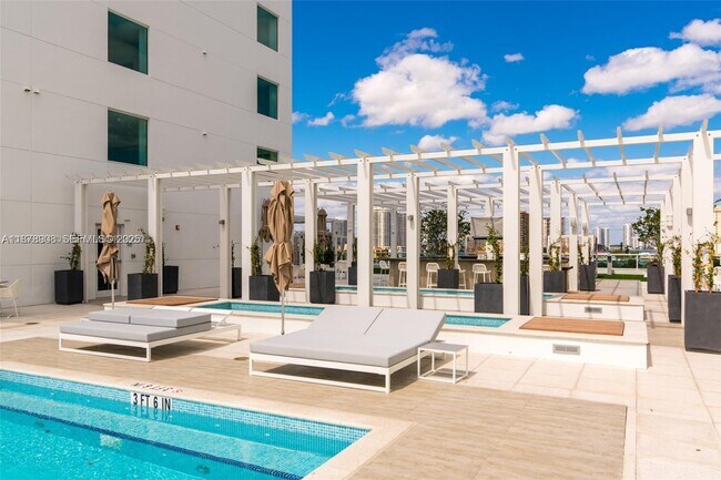 Building Photo - 400 Sunny Isles Blvd