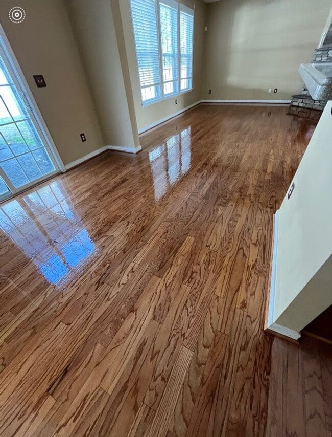 Building Photo - Charming 4-Bedroom 2.5 Bathroom Home locat...