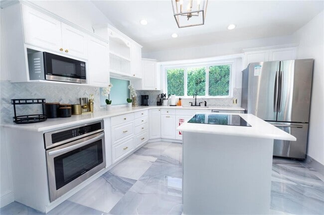 Building Photo - 222 N Tradewinds Ave