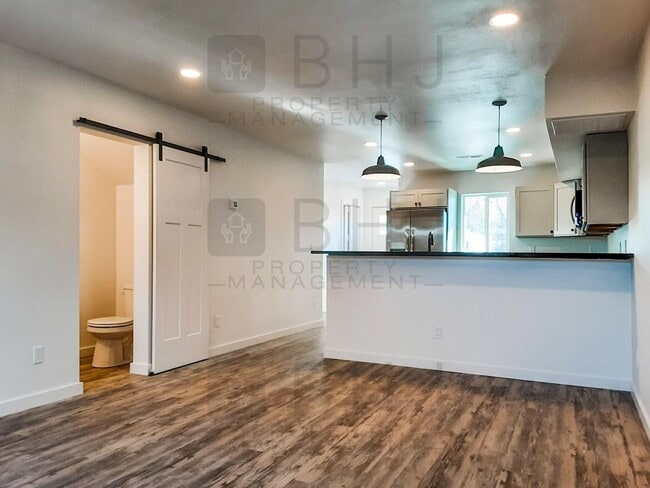 Building Photo - 2 BED/ 1.5 BATH TOWNHOME