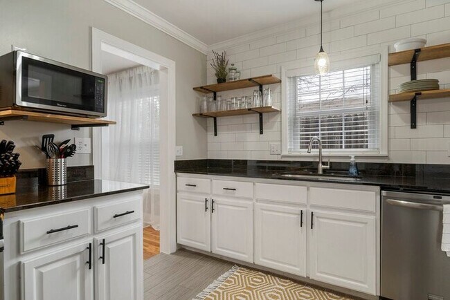 Building Photo - Enchanting Home @TU & Cherry Street