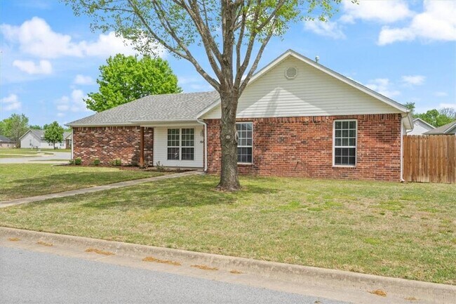 Building Photo - 1662 S Tally Ho Dr