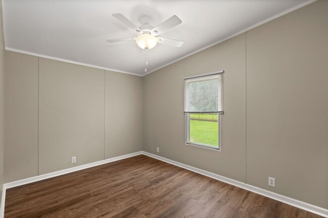 Building Photo - beautifully refreshed 3-bedroom, 2-bath ho...