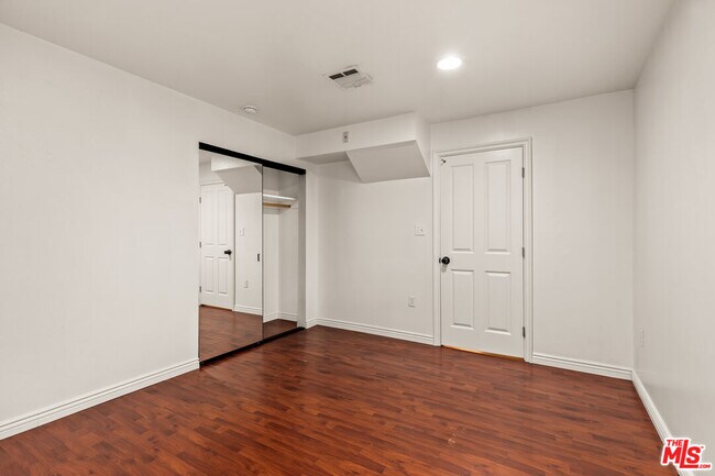 Building Photo - 2667 Menlo Ave