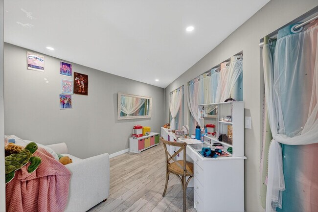 Building Photo - 1570 NE 30th Pl