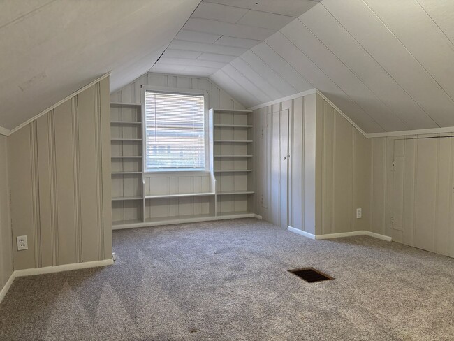 Building Photo - Updated 3+ Bedroom Brick Bungalow in Brentwood!