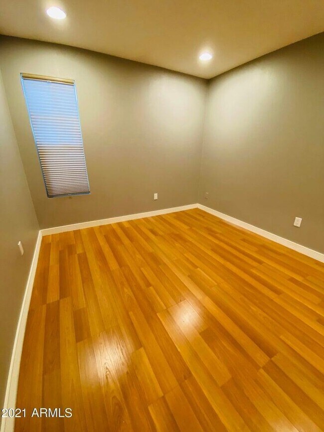 Building Photo - 1850 E Maryland Ave