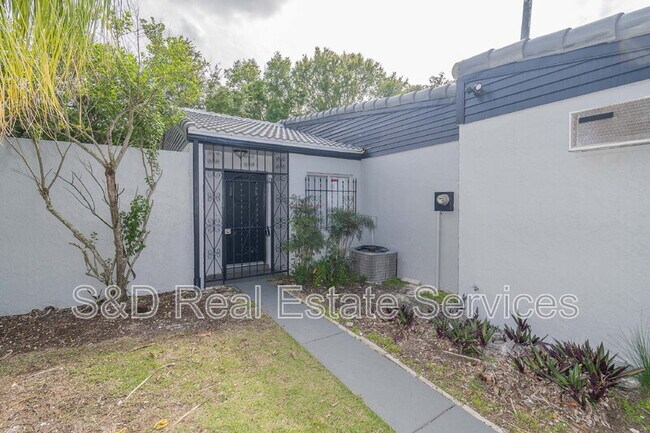 Building Photo - 304 La Serena St