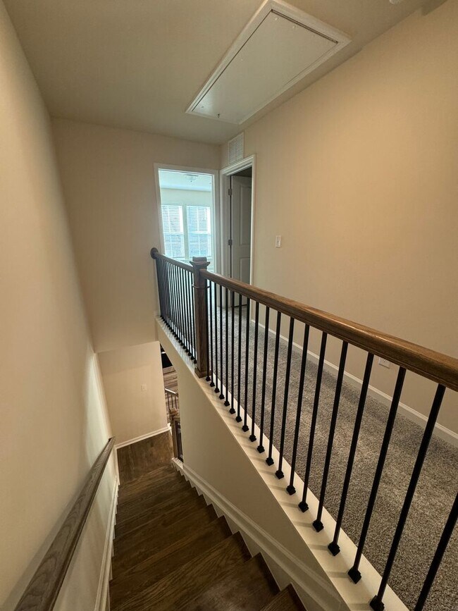 Building Photo - Stunning 3BR 2.5BA Townhome in Jamestown