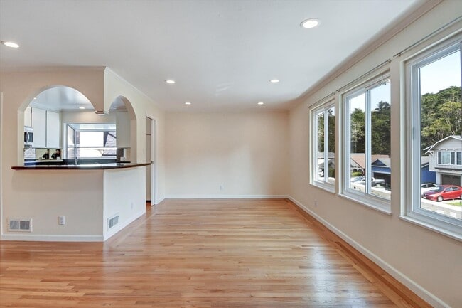 Building Photo - Spacious & Stylish Home in Pacifica’s Desirable Fairmont Neighborhood